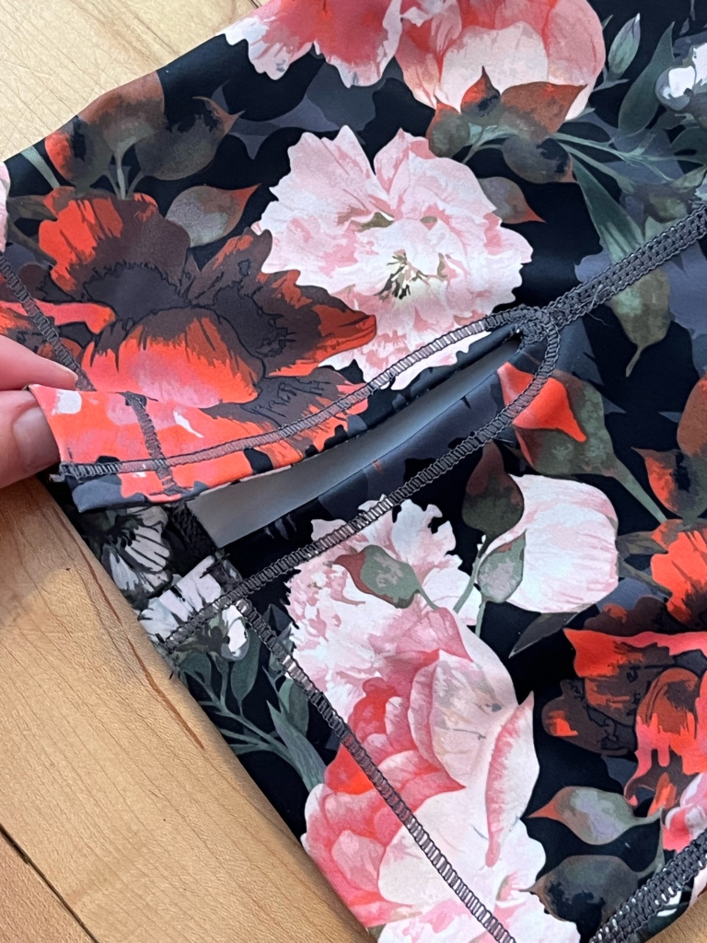NWT Kiragrace Floral Print Active Leggings Pink & Black cropped size large - Picture 6 of 6